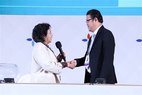 portrait position in tagalog|Tats Suzara elected as Asian Volleyball chief .